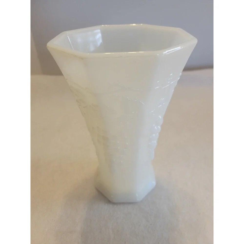 vtg White Milk Glass Vase Grape Vine‎ Anchor Hocking Pedestal Farmhouse Decor